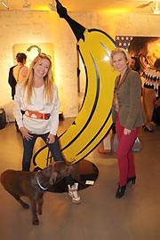 Georgia Guillaume, Annette Zierer bei der Vernissage "Thomas Baumg&auml;rtel - Bananensprayer / German Urban Popart" in der Galerie Kronsbein (&copy;Foto: Martin Schmitz)